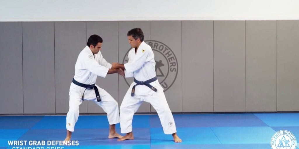 Jiu-jitsu maneuver: How to defend yourself when grabbed