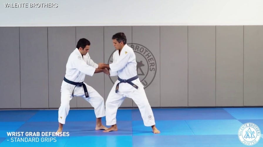 Jiu-jitsu maneuver: How to defend yourself when grabbed