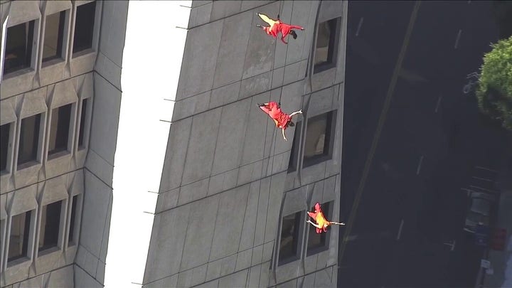 WATCH: Performers rappel down San Francisco landmark building