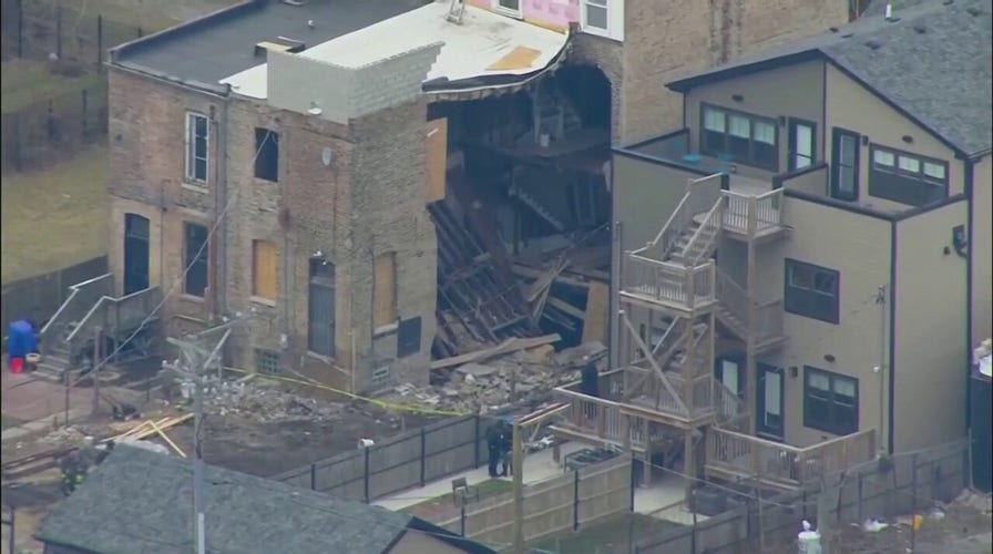Man buried in Chicago building collapse, rescued by firefighters