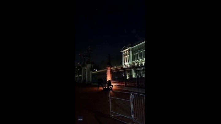Man arrested after setting small fire outside Buckingham Palace