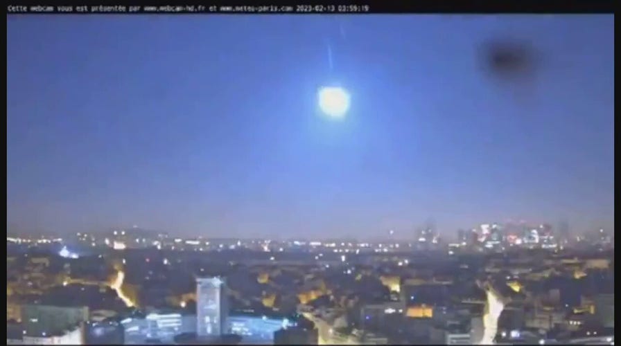 Meteoroid lights up night sky over Paris