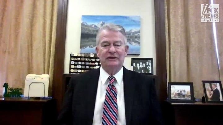 Brad gobernador de Idaho Brad Little, habla de las atletas trans en el deporte femenino antes de las elecciones