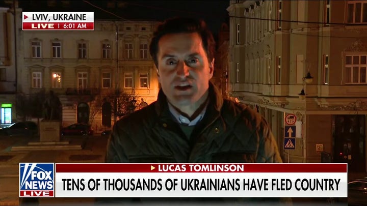 Tens of thousands of Ukrainian refugees flee the country