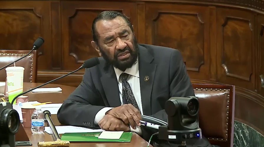 Un defensor del juicio político le dice DHS , Mullin, que «se calle» por defenderse de las acusaciones de racismo