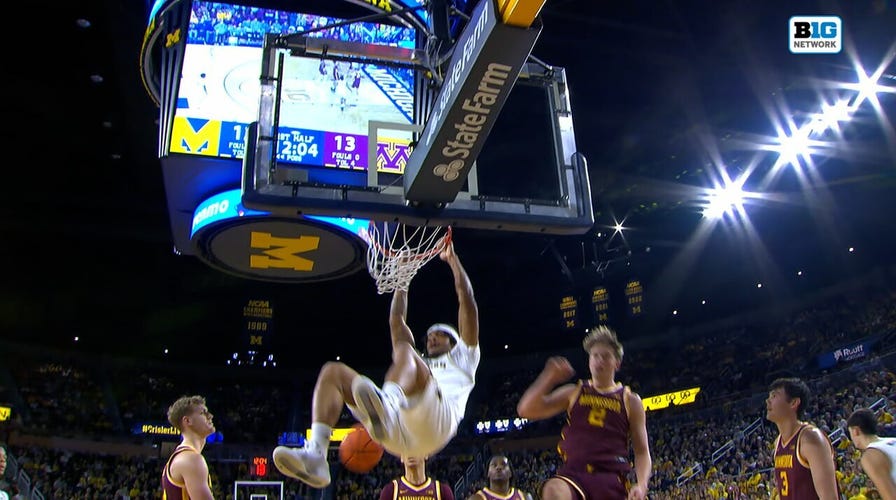 Michigan’s Aday Mara Spins Around His Defender Before Setting Up Roddy Gayle Jr. for a Powerful Dunk vs. Minnesota