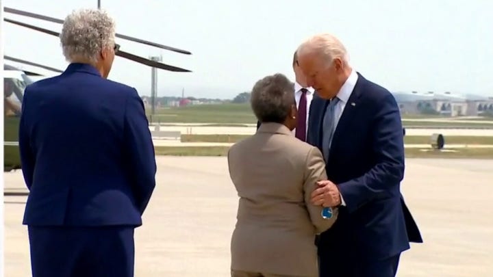 Chicago mayor meets with Biden amid increasing violence