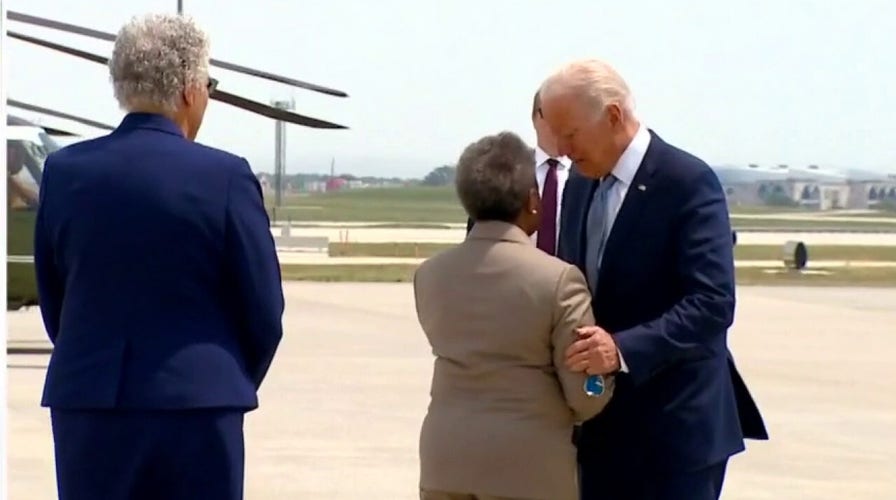 Chicago mayor meets with Biden amid increasing violence
