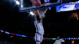Nate Johnson remata un mate tras un robo de balón, ampliando la ventaja de Kansas State sobre Creighton.
