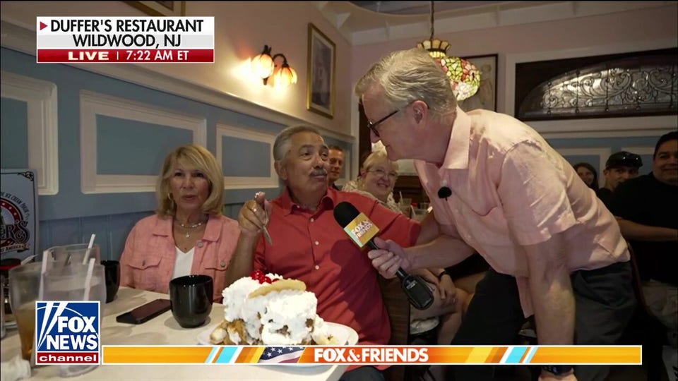 Steve Doocy makes giant ice cream waffle for 'Fox & Friends' viewers at Duffer's Restaurant