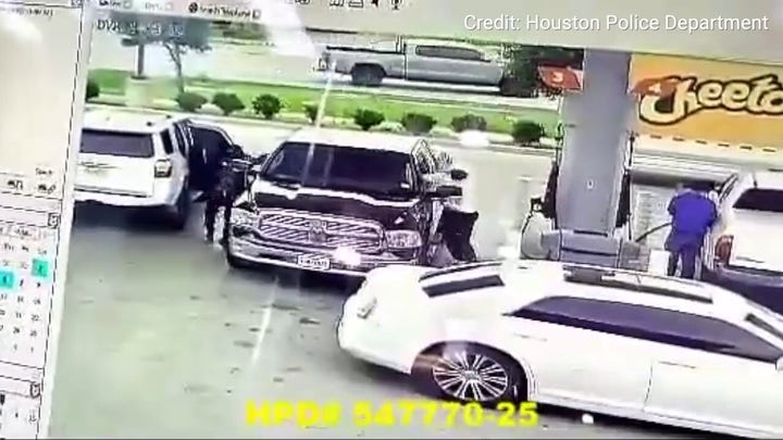 Las cámaras de vigilancia muestran cómo unos ladrones rodean un coche y rompen las ventanillas en un robo Houston