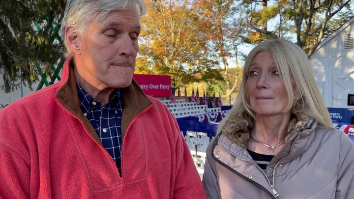 Bob y Kristina Lange, granjeros republicanos que protagonizaron un ad la campaña Kamala Harris , dicen que sus amigos republicanos 'nos dan las gracias por lo que hacemos'