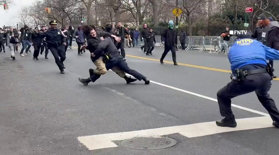 Accused NYC panic  fishy  tackled by constabulary  serviceman  successful  caller   video