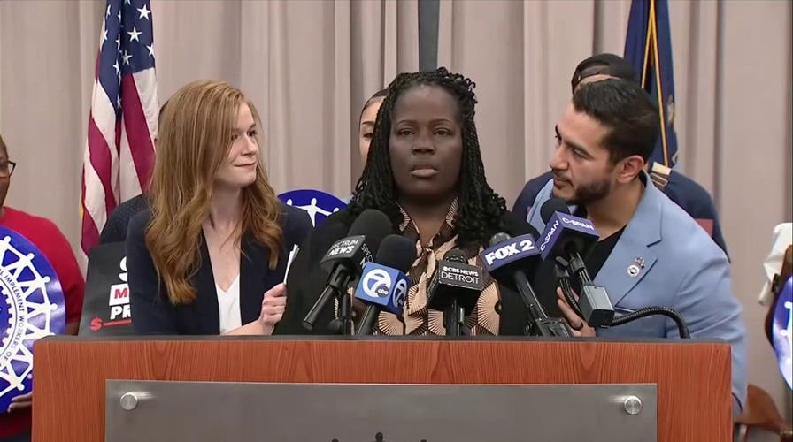 Union member repeatedly pauses during El-Sayed news conference; conservative commentators question if she was coerced, while McMorrow defends her as nervous