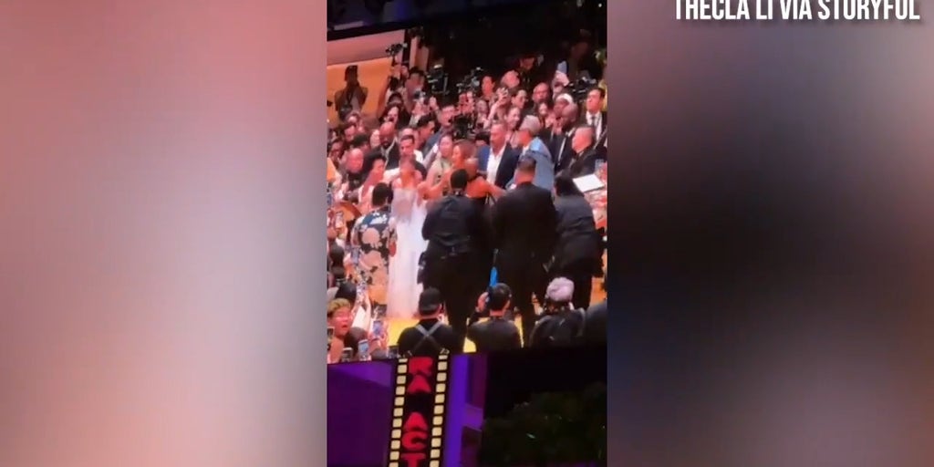 Fan jumps barricade and ambushes Ariana Grande at 'Wicked For Good' premiere