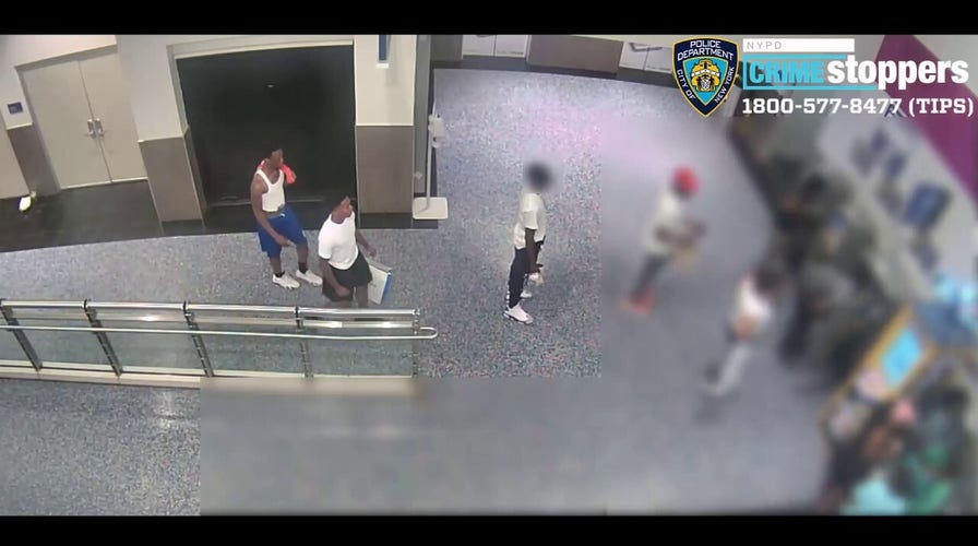 NYPD looking for 2 suspects accused of knocking man unconscious