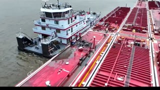 2 dead after helicopter crashes over Mississippi River