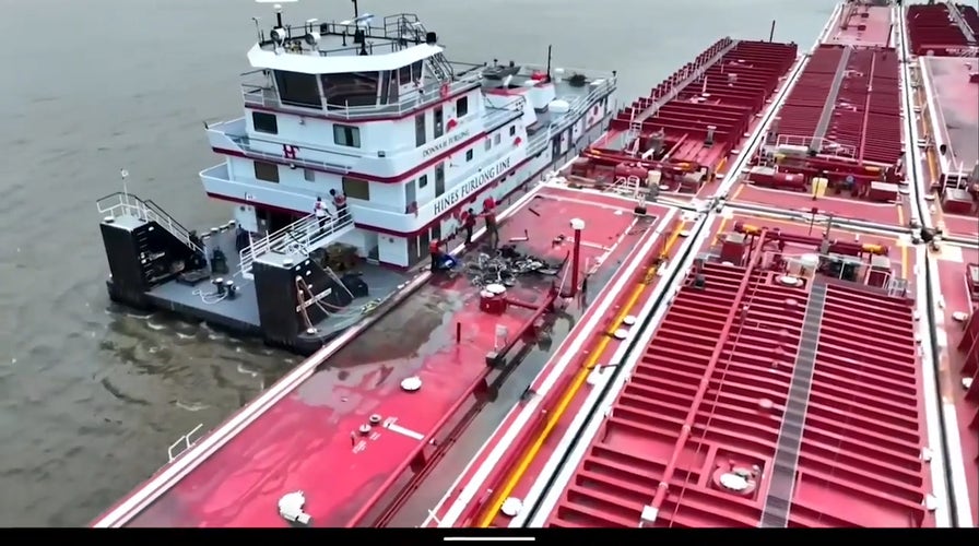 2 dead after helicopter crashes over Mississippi River
