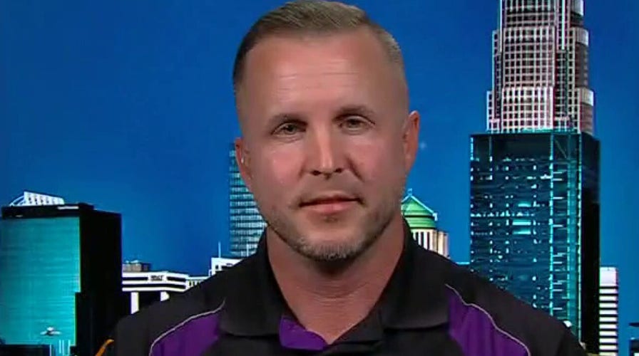 FedEx driver hangs up, salutes fallen flag