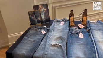 Carly Pearce gives fans opportunity to shop her closet at CMA Fest