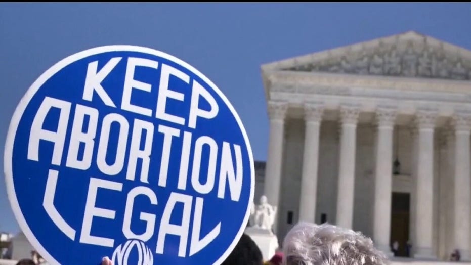 민주당 의원들은 낙태 구두 변론 후 대법원에 의석을 추가하라는 요구를 갱신했습니다.