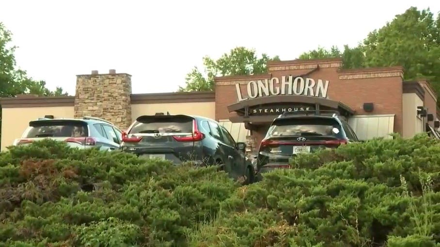 LongHorn employee's viral video shows roaches and trash inside Atlanta kitchen