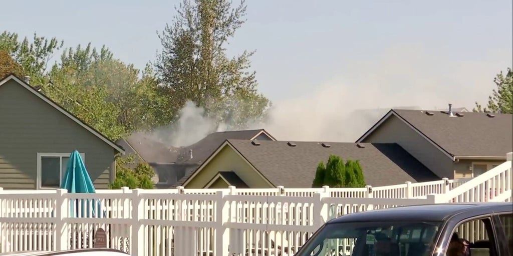 Small plane crashes in residential neighborhood in Oregon