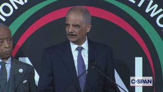 Holder afirma que Trump se aferra al poder «como un dictador inseguro» en su ataque MLK 