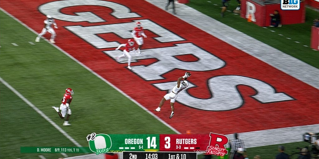 Oregon's Dante Moore connects with Kenyon Sadiq for 21-yard TD on flea flicker, extending lead over Rutgers