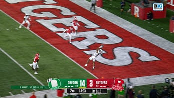 Oregon's Dante Moore connects with Kenyon Sadiq for 21-yard TD on flea flicker, extending lead over Rutgers