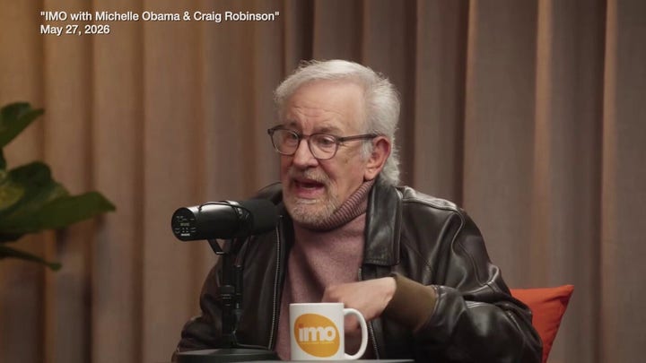 Steven Spielberg le dice a Michelle Obama podrían estar ya «aquí» mientras hablan de su nueva película sobre ovnis