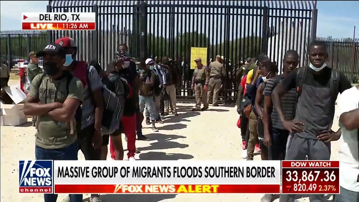 Massive group of migrants flood southern border