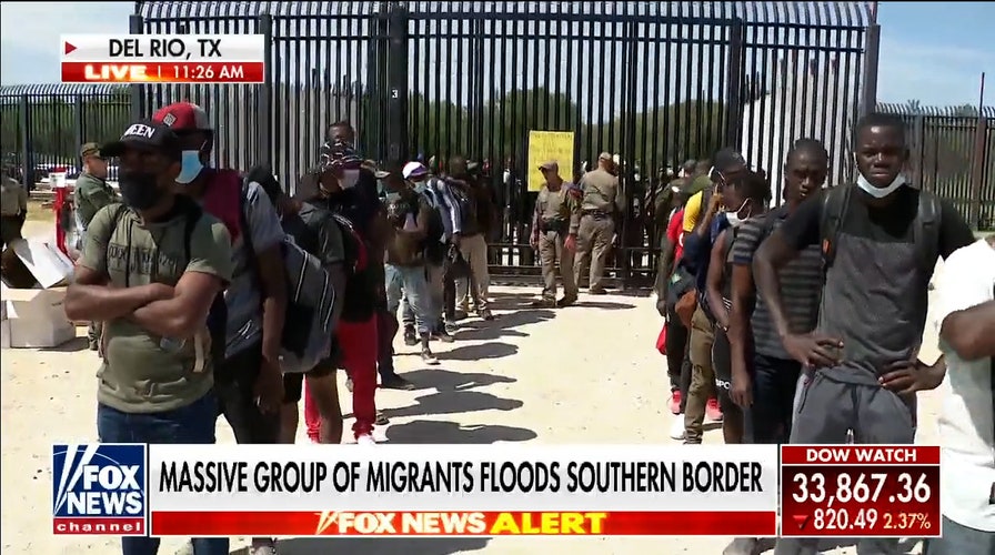 Massive group of migrants flood southern border