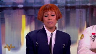 Τρανς ηθοποιός λέει στο «The View» ότι οι εκτελεστικές εντολές του Τραμπ για κοινωνικά θέματα είναι «παράνομες»