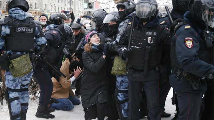 Russia protesters call for Alexei Navalny release