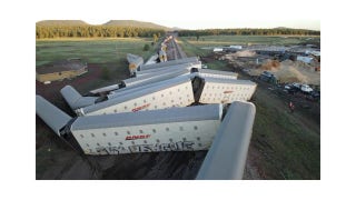 Train carrying new vehicles derails in Northern Arizona - Fox News