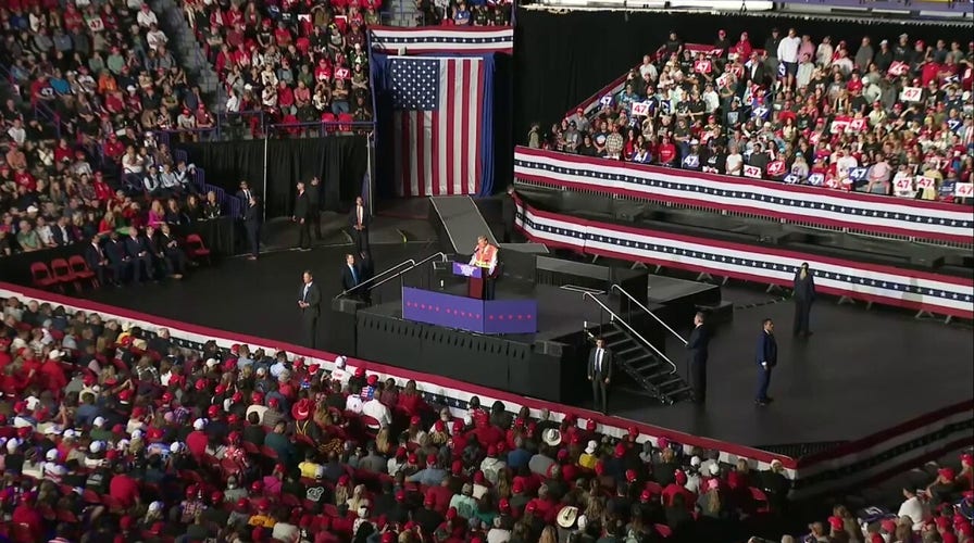 Trump explica el camión de la basura MAGA en el mitin de Green Bay