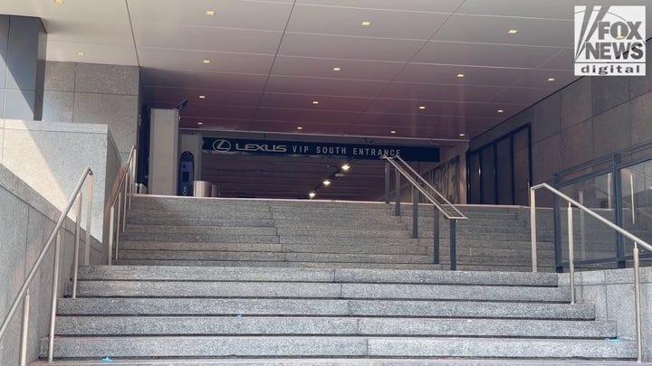 La entrada al Madison Square Garden antes de la boda Taylor
