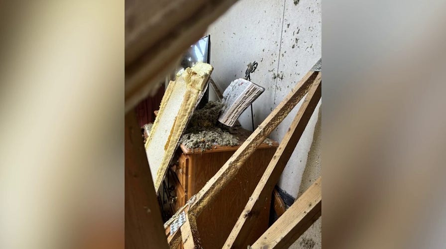 La Biblia de una mujer intacta tras el paso del huracán Helene por su casa