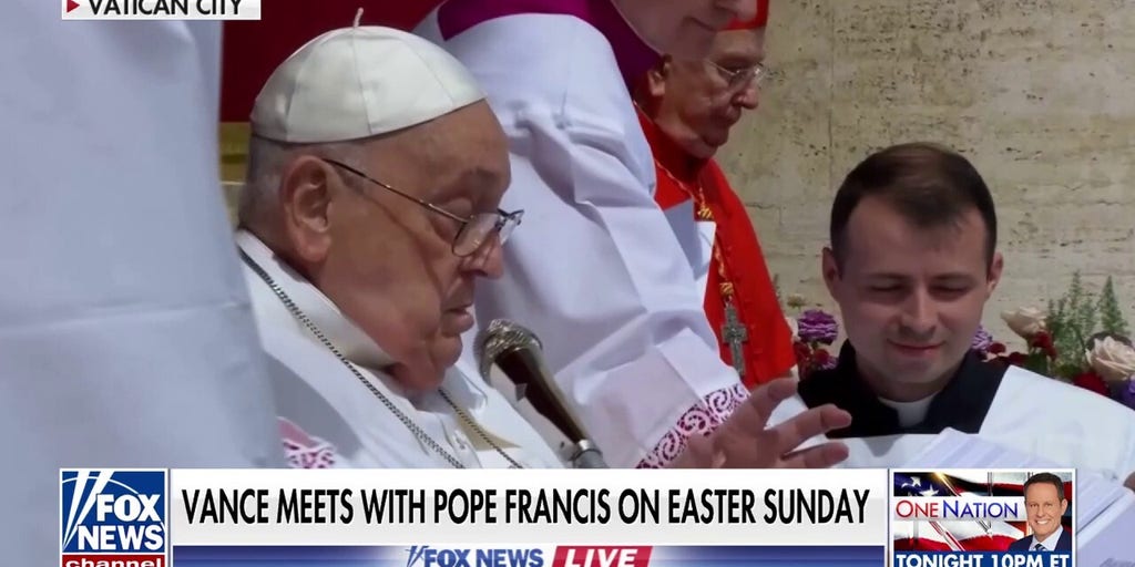 Pope Francis' surprise Easter Sunday appearance delights crowds