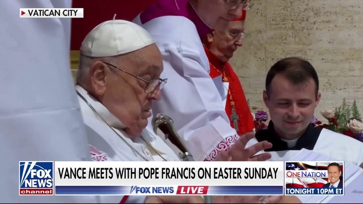 Pope Francis' surprise Easter Sunday appearance delights crowds