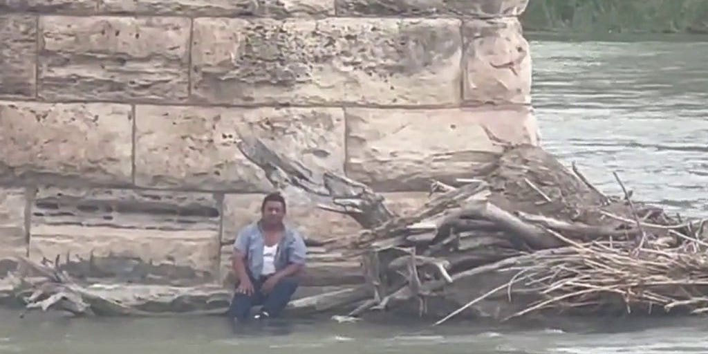 Exclusive video shows migrants struggling to cross Rio Grande | Fox ...