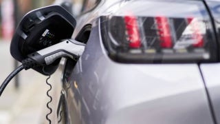 Automakers 'pumping breaks' on EVs, now talking about hybrids, says auto expert - Fox Business Video