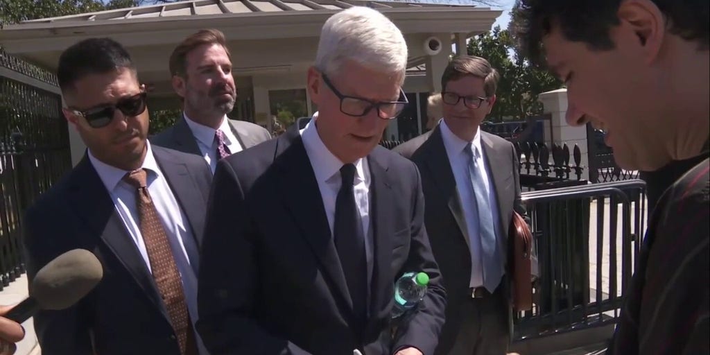 Apple CEO Tim Cook attends White House meeting | Fox Business Video