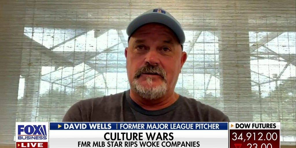 Former Yankees Pitcher David Wells Covers Up Nike Logo On Yankees