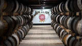 Kentucky’s billion-dollar bourbon industry profits off distilleries’ ‘synergy’: Jim Beam master distillers - Fox Business Video
