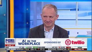 HP CEO shows how artificial intelligence tools change consumer experience