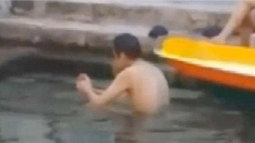 touristwashingcanal.jpg