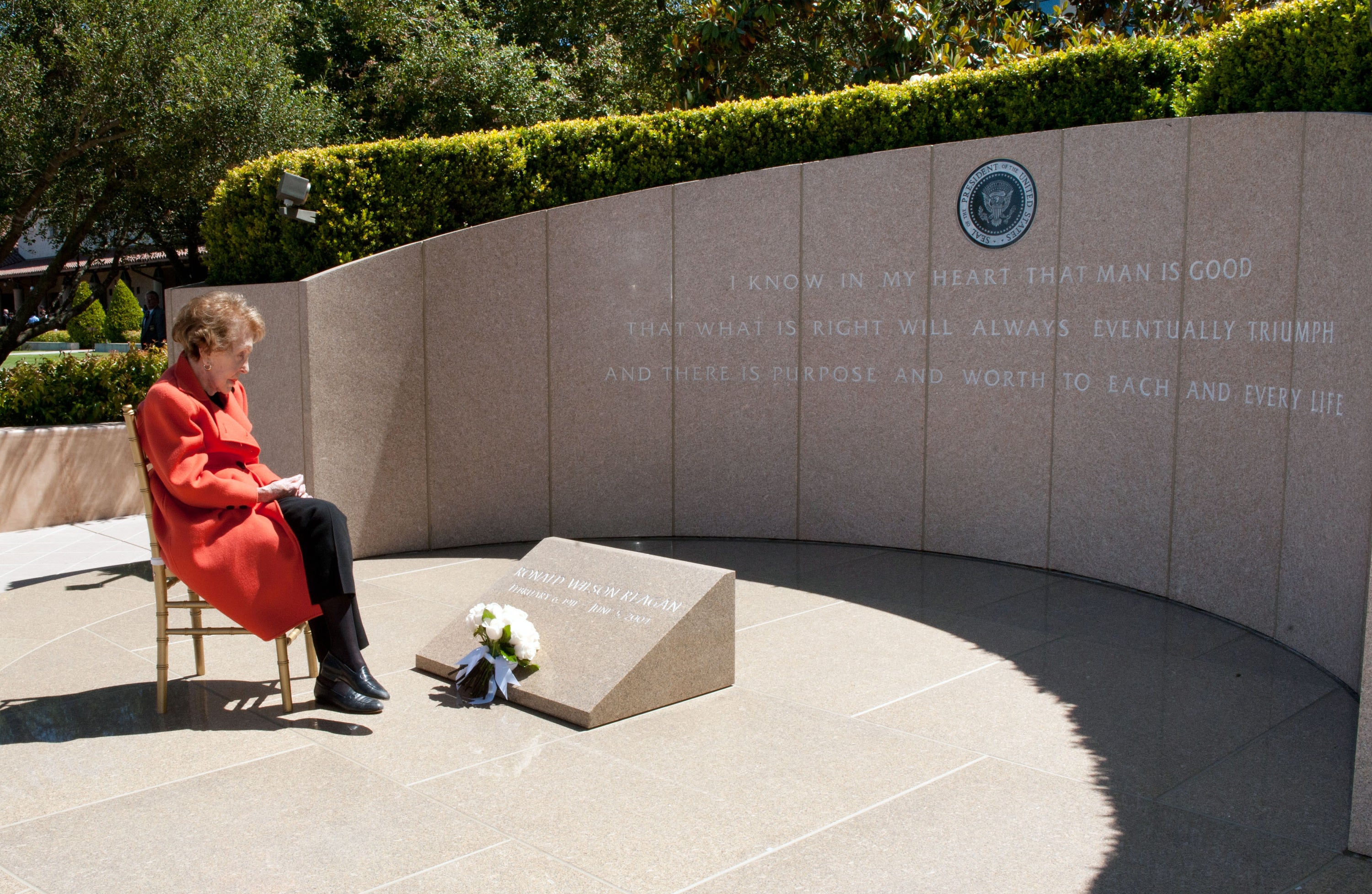 Former first lady nancy reagan visits husband s grave on 8th