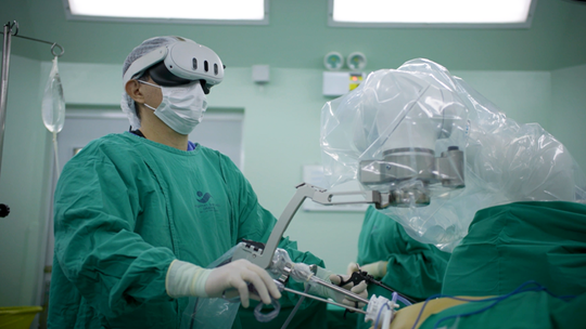 Doctor performs first-ever augmented reality abdominal surgery